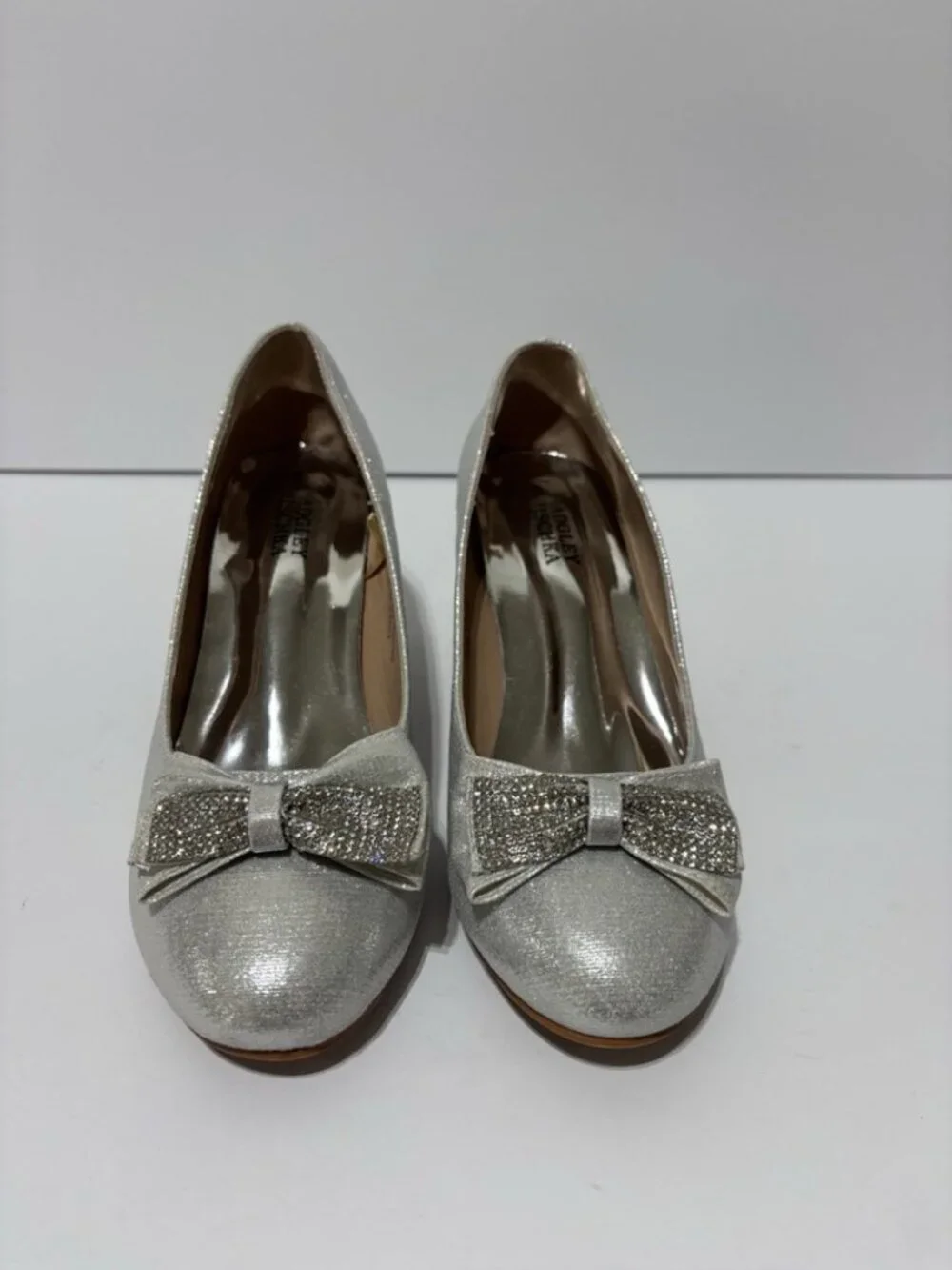 Badgley Mischka Kids’ Sparkle Studded Bow Pumps, Girls’ Size 4 M